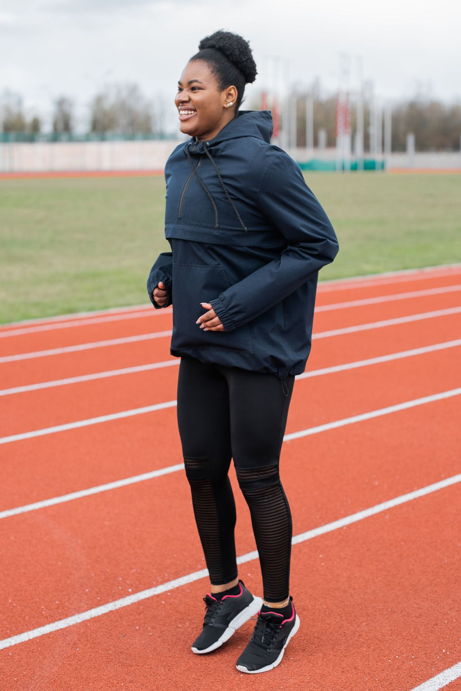 Femme en tenue de sport sur une piste de course