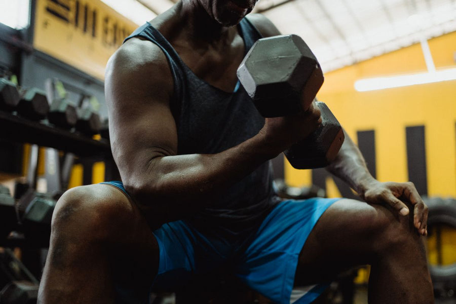 Entraînement avec haltères dans un gym