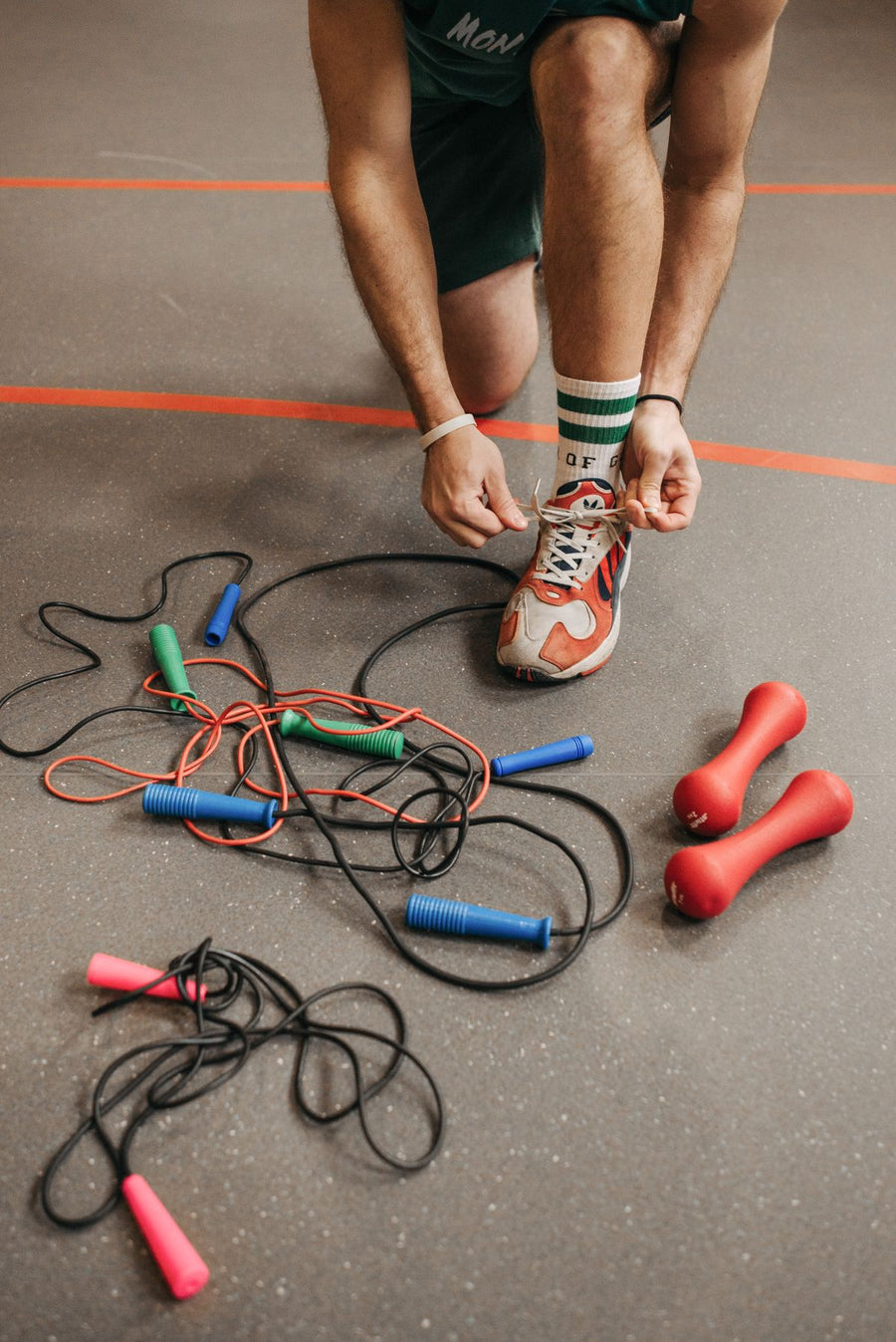 Préparation des chaussures avant un entraînement